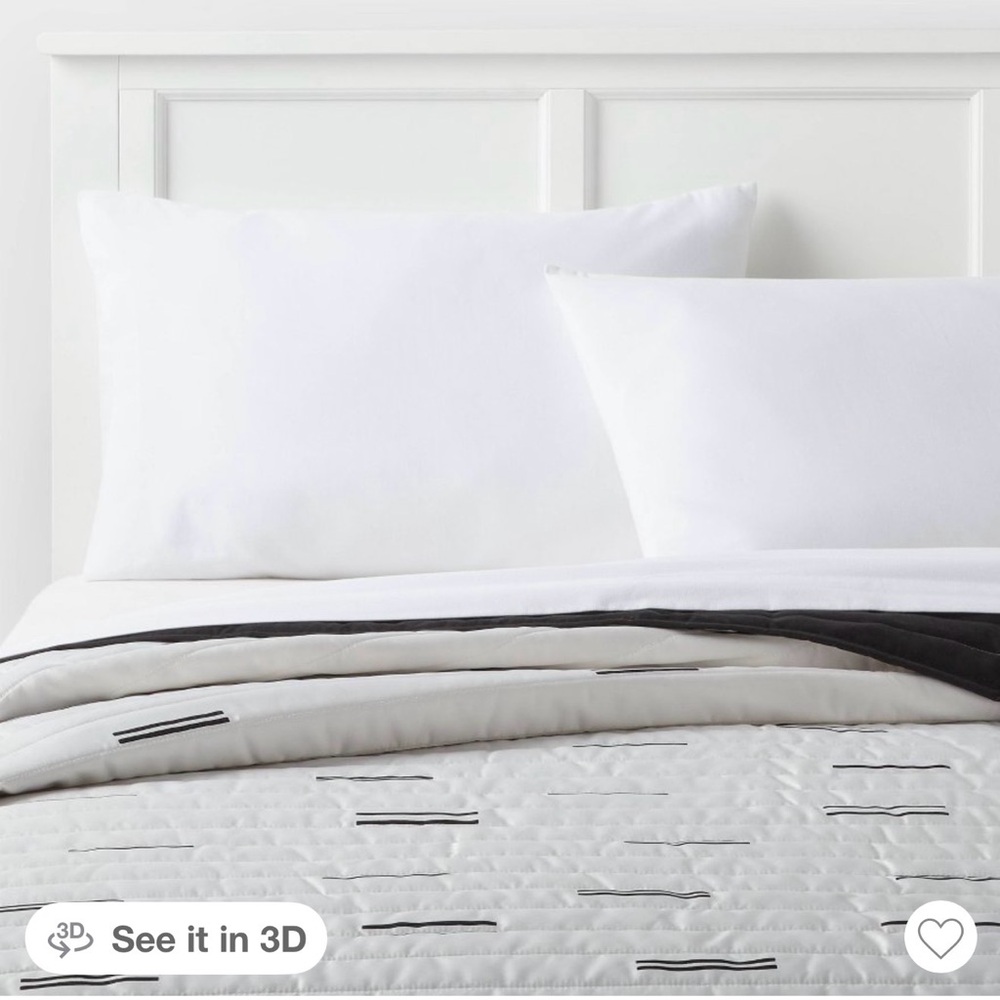 Room Essentials twin/twin XL satin quilt black/white NEW